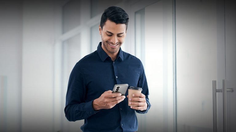 Man usig Samsung phone
